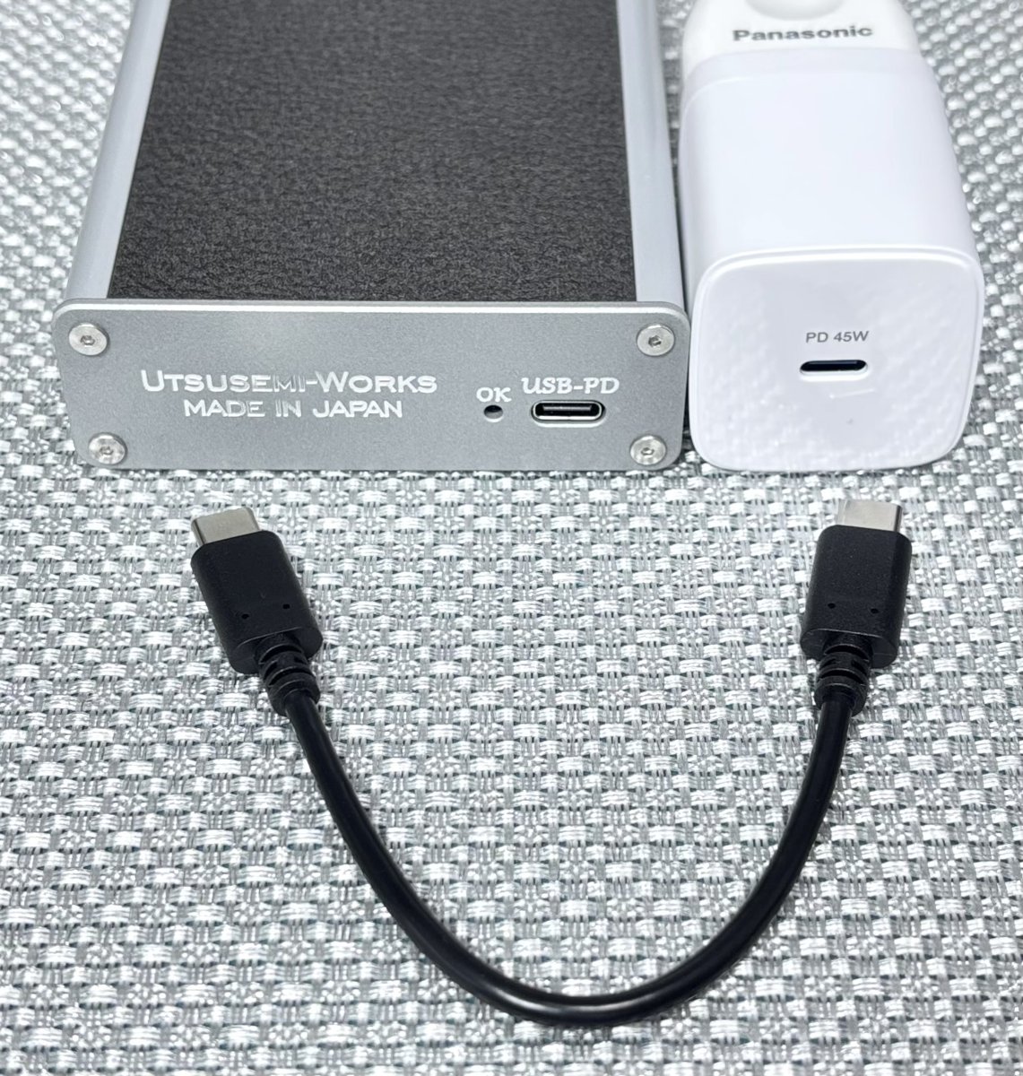 両端がUSB-CのケーブルとUSB PD充電器