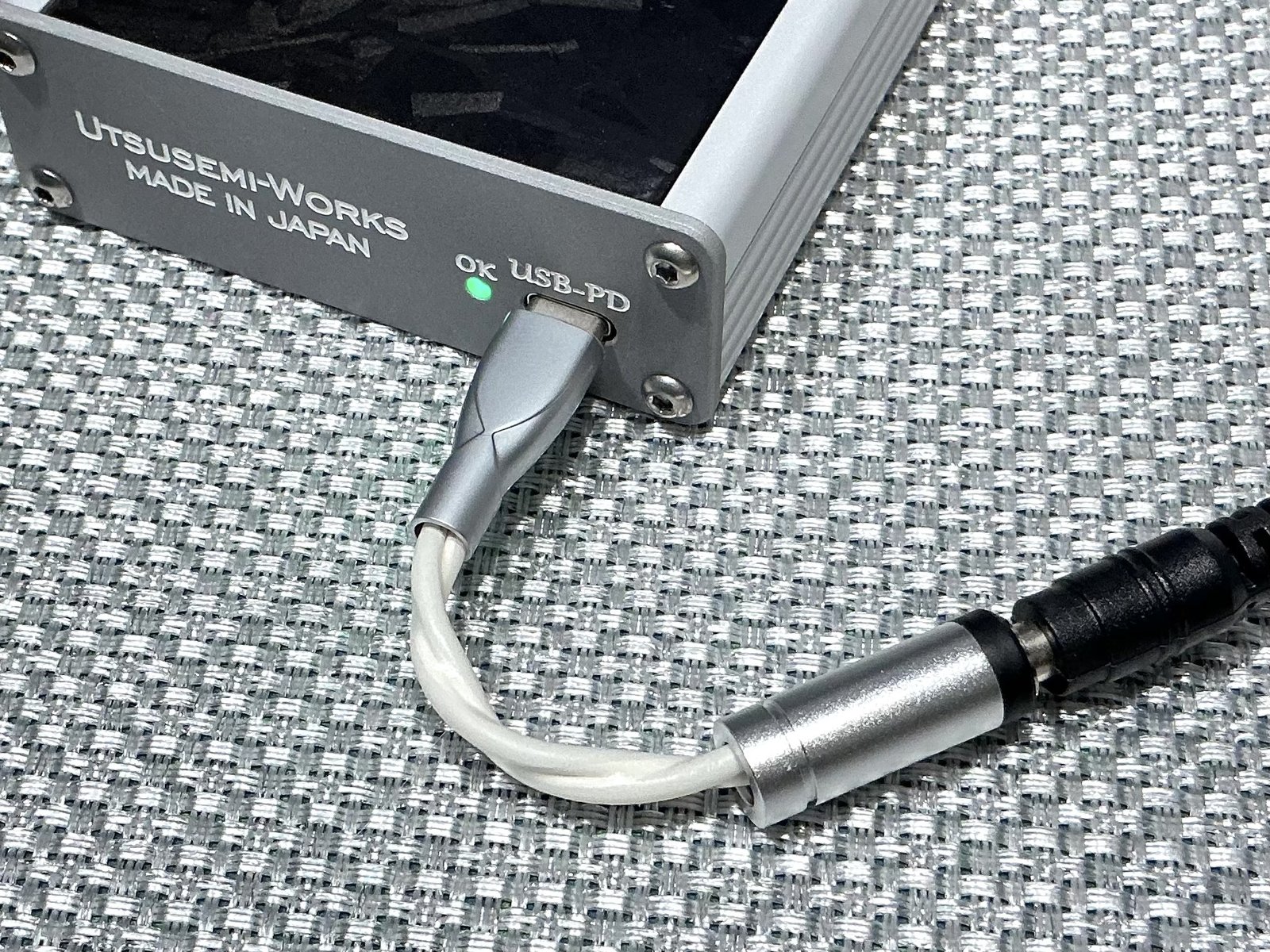 外部クリーン電源用ケーブルで12V ACアダプターにつないだところ