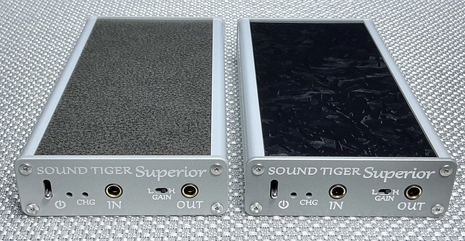 SOUND TIGER Superior カラーバリエーション(左:グレーブラウンレザー、右:フォージドカーボングロス)